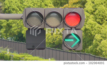 紅綠燈和右轉箭頭 紅綠燈和右轉箭頭 102064891