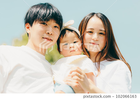 A happy family 102066163