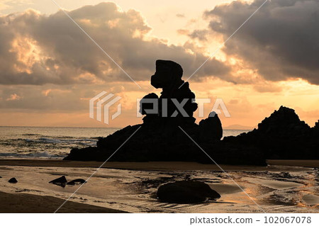 Ningyo-iwa Rock, which looks like a mother and child holding a child, standing on the west coast of Kyushu Ningyo-iwa Rock, which looks like a mother and child holding a child, standing on the west coast of Kyushu 102067078