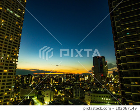 天空、雲彩、城市和建築物的圖像，日落時的夜景 102067149