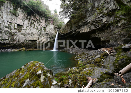 宇野子瀑布，一個獨特的瀑布，看起來像阿蘇火山碎屑流形成的洞 102067580
