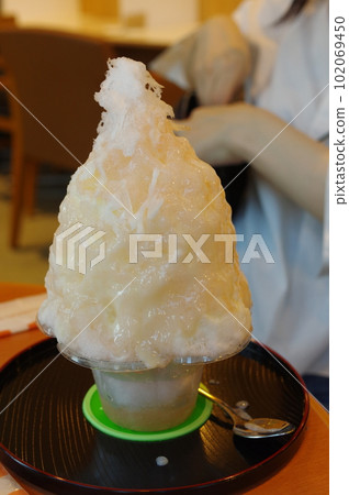 Large shaved ice, the royal road of frozen desserts in summer Large shaved ice, the royal road of frozen desserts in summer 102069450
