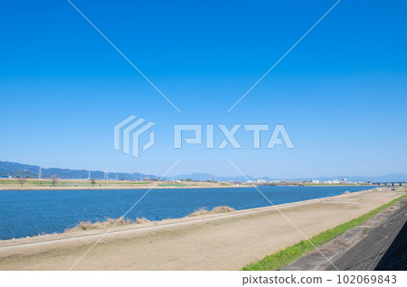 The Chikugo River that flows through Kurume City 102069843