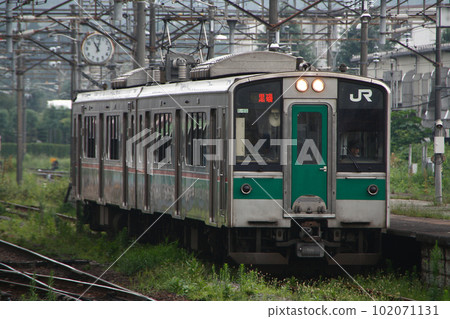 Tohoku Main Line 701 series train arriving at Kuroiso Station (before the station was converted to DC) 102071131
