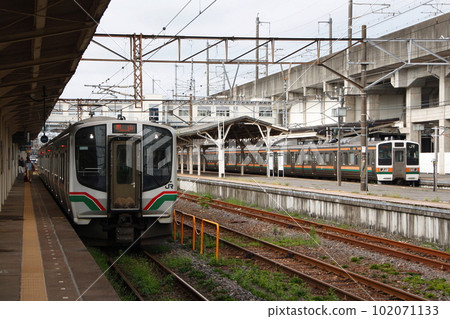 Tohoku Main Line E721 and 211 series trains stopping at Kuroiso Station (before conversion to direct current inside the station) 102071133