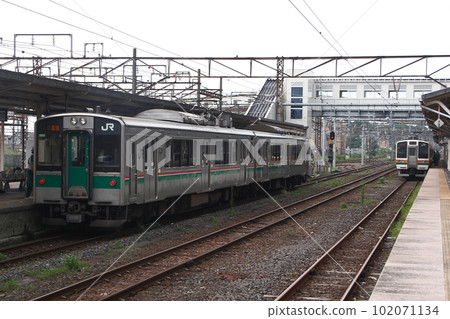 Tohoku Main Line 701 series and 211 series trains stopping at Kuroiso Station (before DC conversion inside the station) Tohoku Main Line 701 series and 211 series trains stopping at Kuroiso Station (before DC conversion inside the station) 102071134
