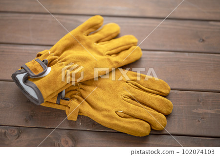 Convenient heat-resistant leather gloves for outdoor activities such as camping 102074103