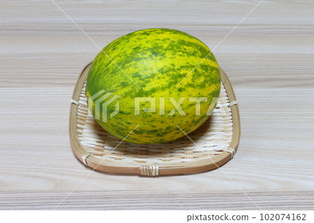Papaya melon 102074162