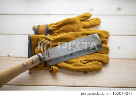 露營裝備皮手套和斧頭 102074275
