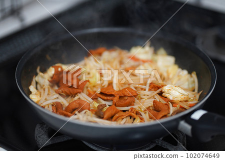 How to make stir-fried vegetables with offal How to make stir-fried vegetables with offal 102074649