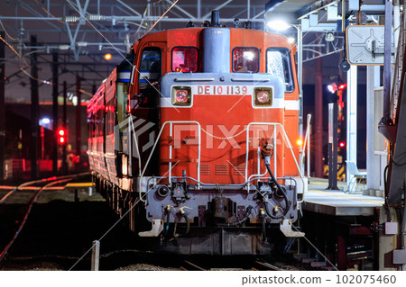 由DE10內燃機車牽引的訓練列車在夜間停在車站(JR四國) 由DE10內燃機車牽引的訓練列車在夜間停在車站(JR四國) 102075460