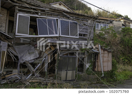池島煤礦遺址“煤礦住宅區的廢棄房屋” 102075760