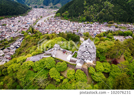 [Aerial view] The refurbished Gujo Hachiman Castle and the old town below 102076231