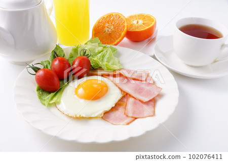 Delicious breakfast fried egg 102076411