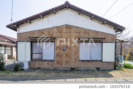 Vacant one-story houses in the suburbs, run-down houses, houses where elderly people live alone, marginal villages where elderly people live, elderly people who live alone, 102076518