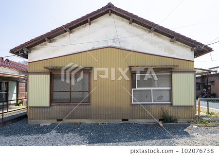 Vacant one-story houses in the suburbs, run-down houses, houses where elderly people live alone, marginal villages where elderly people live, elderly people who live alone, 102076738