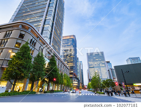 東京黃昏的丸之內 *部分柔焦 102077181