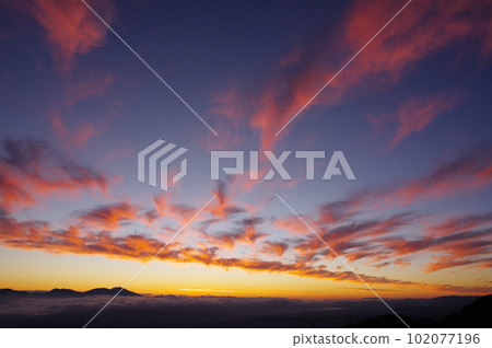 美原高原道之站日出前的景色 102077196