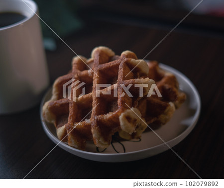 窗邊的咖啡和華夫餅 102079892