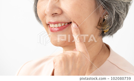 中年婦女牙齒潔白牙齒的排列 中年婦女牙齒潔白牙齒的排列 102080739
