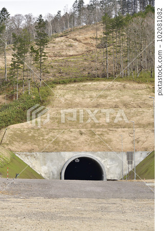 春天在北海道厚佐部町的中山嶺拍攝建設中的新中山隧道的景色 102081082