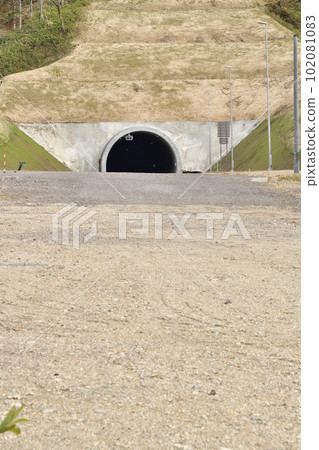 春天在北海道厚佐部町的中山嶺拍攝建設中的新中山隧道的景色 102081083