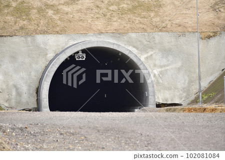 春天在北海道厚佐部町的中山嶺拍攝建設中的新中山隧道的景色 102081084