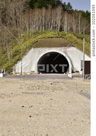 春天在北海道厚佐部町的中山嶺拍攝建設中的新中山隧道的景色 102081095
