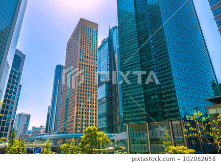 日本的東京城市景觀像夏天一樣陽光明媚。汐留辦公區和百合海鷗線的景色(圖片背面)= 4 月 日本的東京城市景觀像夏天一樣陽光明媚。汐留辦公區和百合海鷗線的景色(圖片背面)= 4 月 102082658