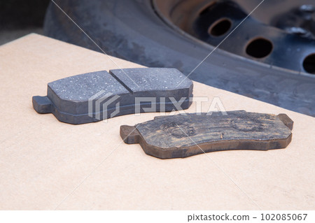 Car brake pads (new and old brake pads) Car brake pads (new and old brake pads) 102085067