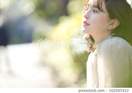 A young woman with semi-long hair 102085422