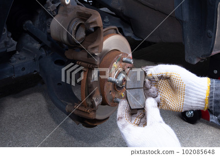 Car brake pad maintenance replacement work 102085648