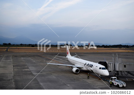 鹿兒島機場和飛機的視圖 鹿兒島機場和飛機的視圖 102086012