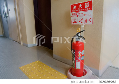 Fire extinguisher 01 placed in the common corridor of the apartment Fire extinguisher 01 placed in the common corridor of the apartment 102086968
