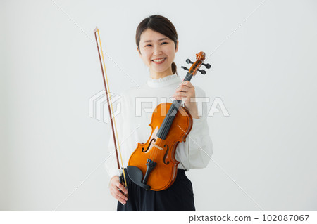 一個女人用小提琴 102087067