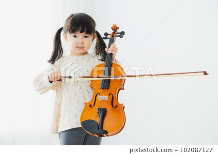 Image of kids' violin class 102087127