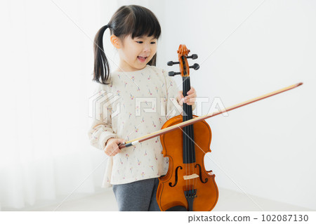 Image of kids' violin class 102087130