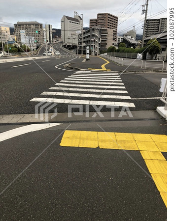 通往高架橋的道路 通往高架橋的道路 102087995