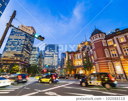 黃昏的東京站丸之內南口 102088118