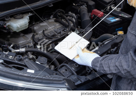 Car engine oil inspection replacement work Car engine oil inspection replacement work 102088650