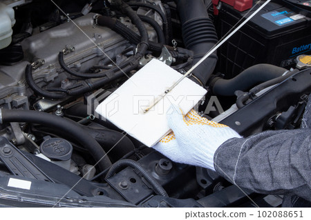 Car engine oil inspection replacement work Car engine oil inspection replacement work 102088651