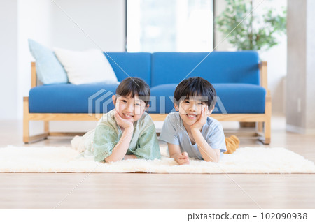 放鬆在客廳的男孩和女孩 放鬆在客廳的男孩和女孩 102090938