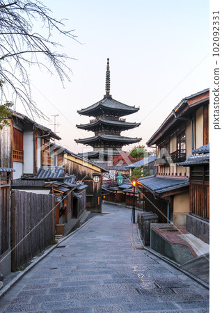 有五層寶塔的風景 滿月和八坂塔 京都黃昏時分的風景 通往清水寺的道路 圖片素材 102092331