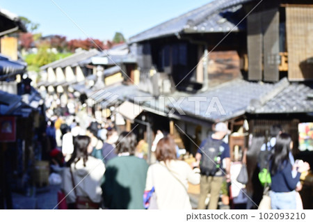Overtourism out-of-focus material Blurred crowds Tourist spot congestion Tourism pollution Image material Kyoto tourist spot 102093210