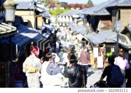 Overtourism out-of-focus material Blurred crowds Tourist spot congestion Tourism pollution Image material Kyoto tourist spot 102093211