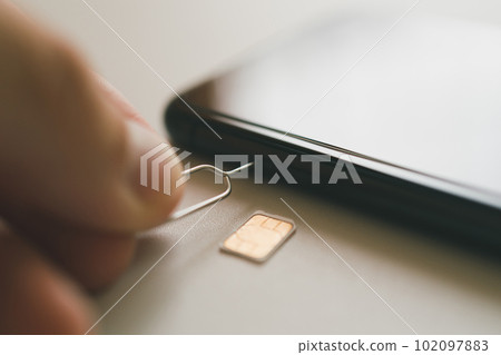 通過將 SIM 針插入智能手機來更換 SIM 卡 102097883