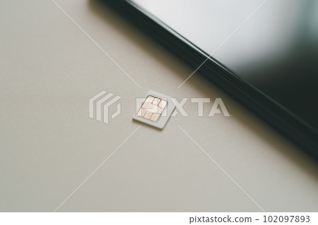 microSIM卡和智能手機 102097893