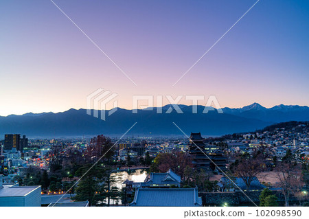 [Magic Hour] Dusk of Matsumoto City and Matsumoto Castle seen from the City Hall Observatory [Nagano Prefecture] 102098590
