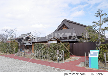 江戶時代的日式民居外觀(愛知縣日新市舊市川家住宅) 江戶時代的日式民居外觀(愛知縣日新市舊市川家住宅) 102099928