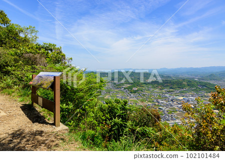 Halfway up the mountain trail of Mt. Iino in Kagawa Prefecture 102101484